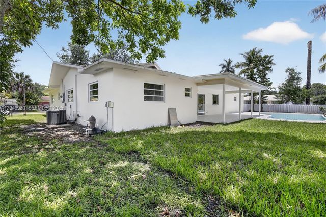 7040 NW 8th Court, Plantation, FL 33317