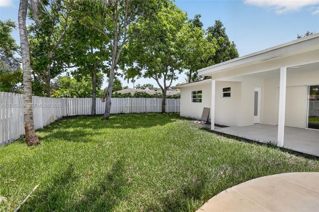 7040 NW 8th Court, Plantation, FL 33317