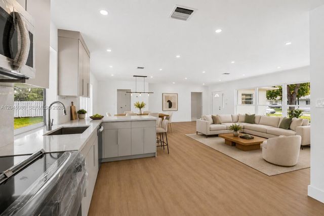 7040 NW 8th Court, Plantation, FL 33317