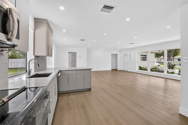 7040 NW 8th Court, Plantation, FL 33317