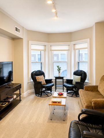 642 N Dearborn Street 4, Chicago, IL 60654