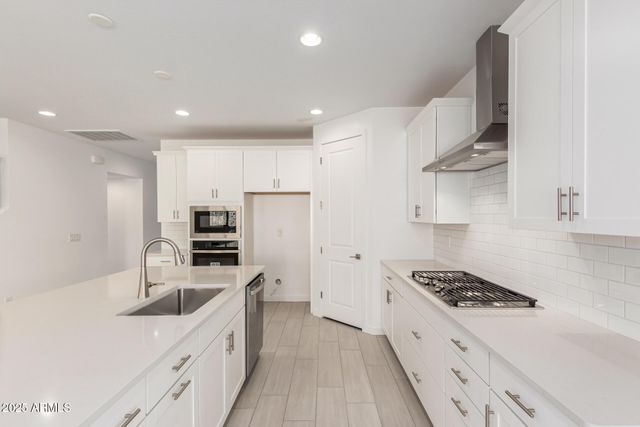 16952 W DESERT Lane, Goodyear, AZ 85338