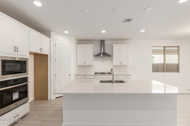 16952 W DESERT Lane, Goodyear, AZ 85338