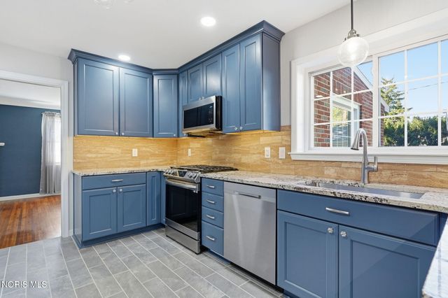 2221 Densmore Drive, Toledo, OH 43606
