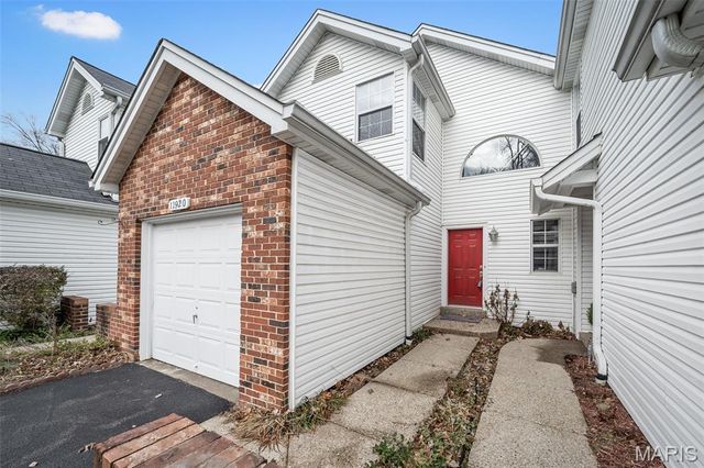 11920 Autumn Lakes Drive, Maryland Heights, MO 63043
