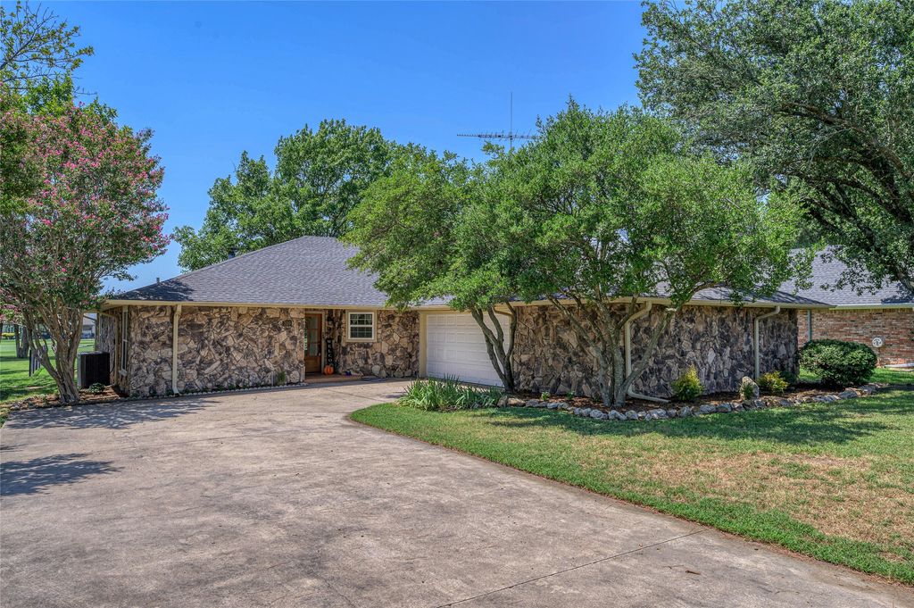 310 Navajo Trail, Gainesville, TX 76240