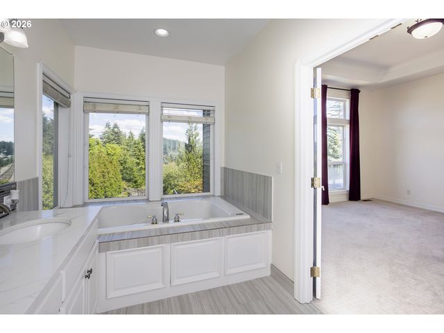 10520 Se ISAAC Dr, Happy Valley, OR 97086