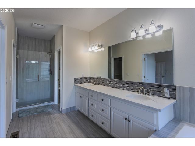 10520 Se ISAAC Dr, Happy Valley, OR 97086