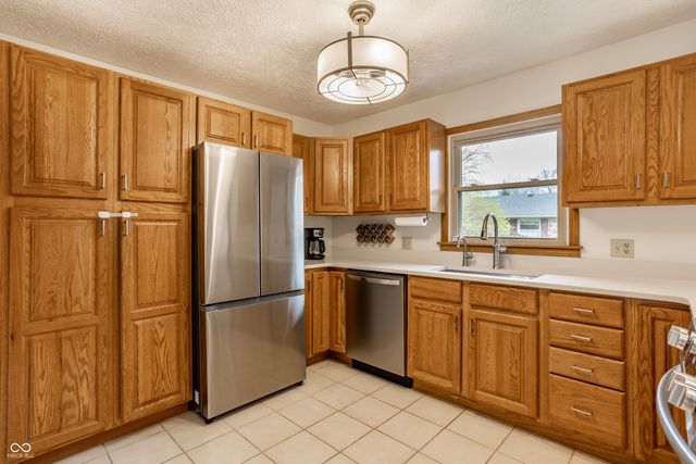 925 S Westchester Park Drive, Yorktown, IN 47396