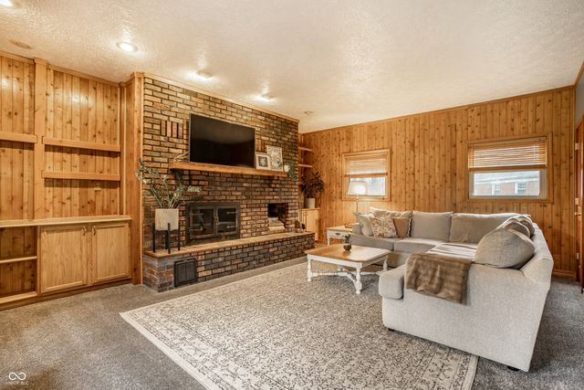 925 S Westchester Park Drive, Yorktown, IN 47396