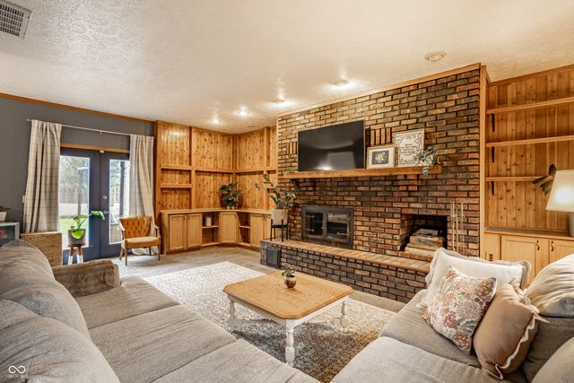 925 S Westchester Park Drive, Yorktown, IN 47396