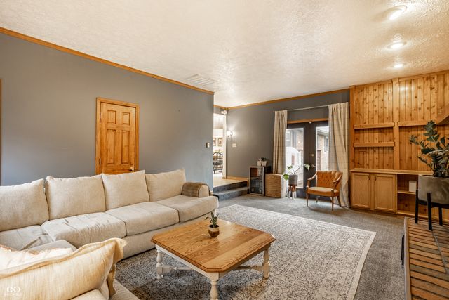 925 S Westchester Park Drive, Yorktown, IN 47396
