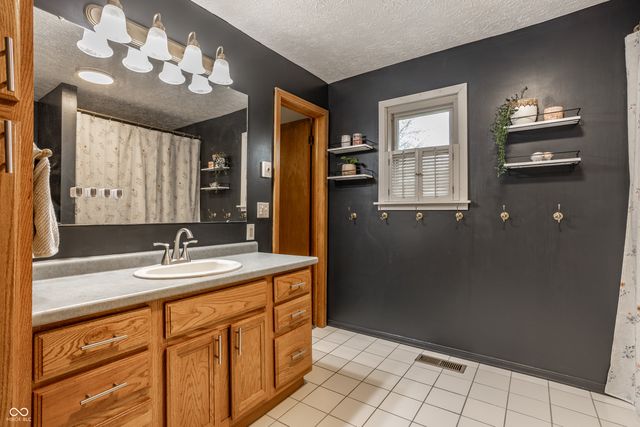 925 S Westchester Park Drive, Yorktown, IN 47396