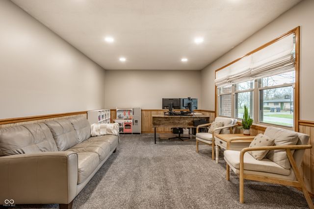 925 S Westchester Park Drive, Yorktown, IN 47396