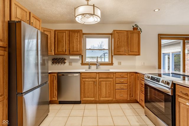 925 S Westchester Park Drive, Yorktown, IN 47396