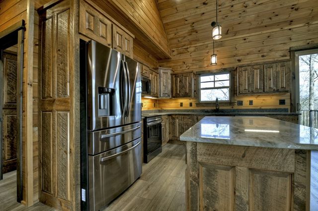 250 Wolf Creek Mountain Road, Mineral Bluff, GA 30559