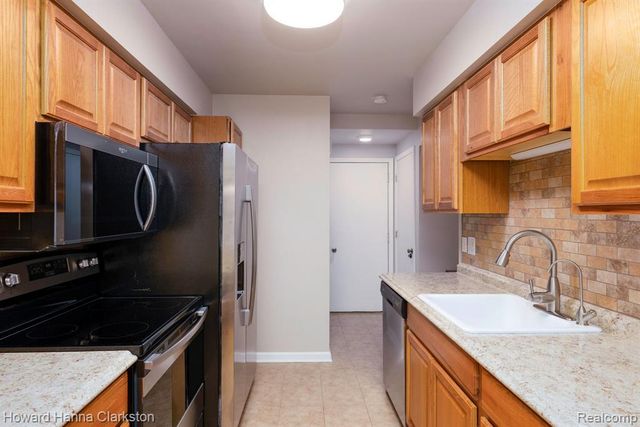 3145 Hidden Ridge Drive, Waterford, MI 48328