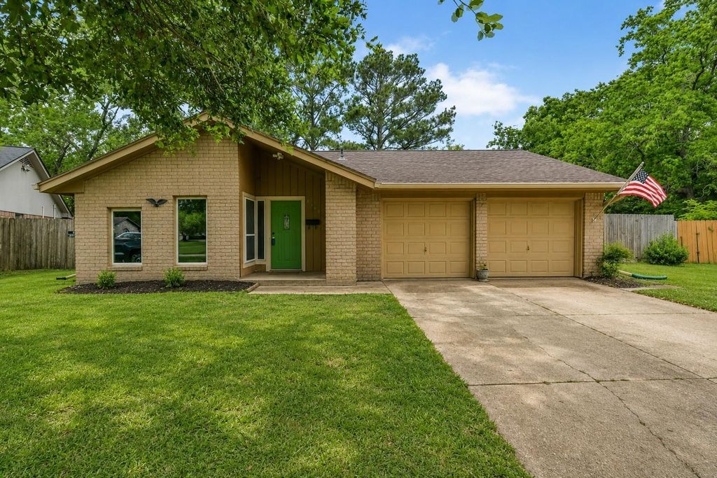 5705 Woodville Lane, Pearland, TX 77584