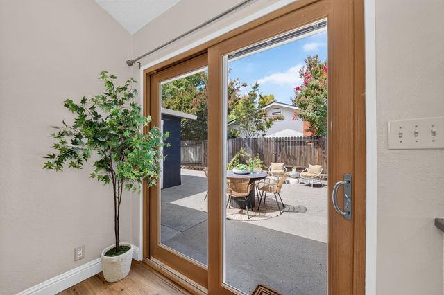 1607 Sierra Gardens Dr, Roseville, CA 95661