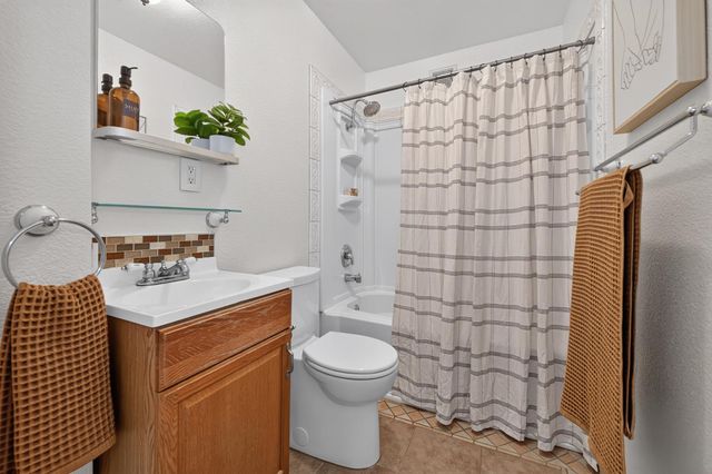 1607 Sierra Gardens Dr, Roseville, CA 95661
