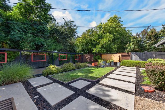 1607 Sierra Gardens Dr, Roseville, CA 95661