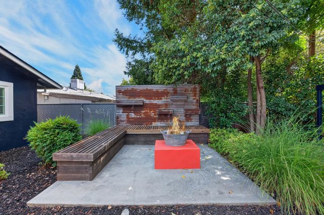 1607 Sierra Gardens Dr, Roseville, CA 95661