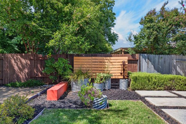 1607 Sierra Gardens Dr, Roseville, CA 95661