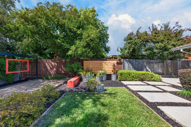 1607 Sierra Gardens Dr, Roseville, CA 95661