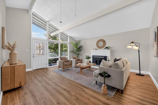 1607 Sierra Gardens Dr, Roseville, CA 95661