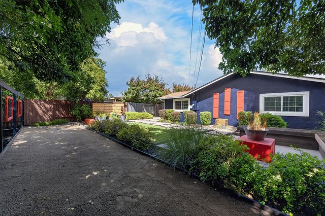 1607 Sierra Gardens Dr, Roseville, CA 95661