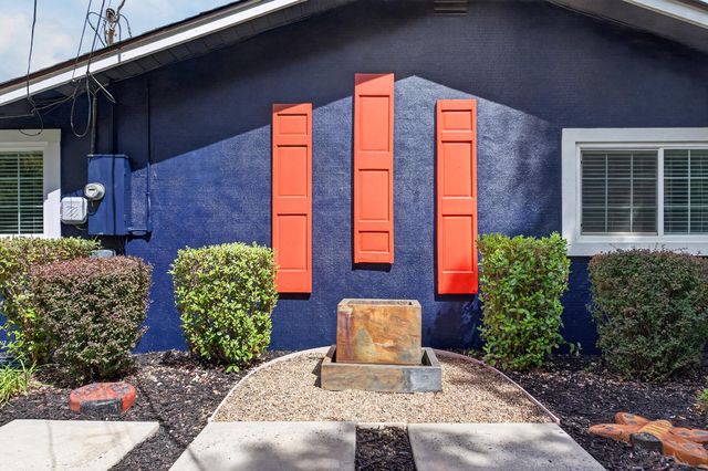 1607 Sierra Gardens Dr, Roseville, CA 95661