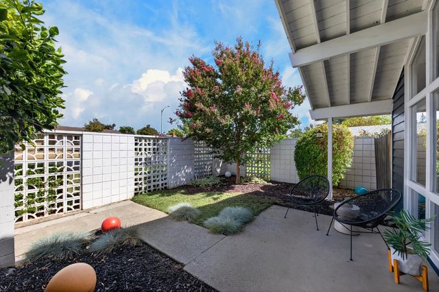 1607 Sierra Gardens Dr, Roseville, CA 95661
