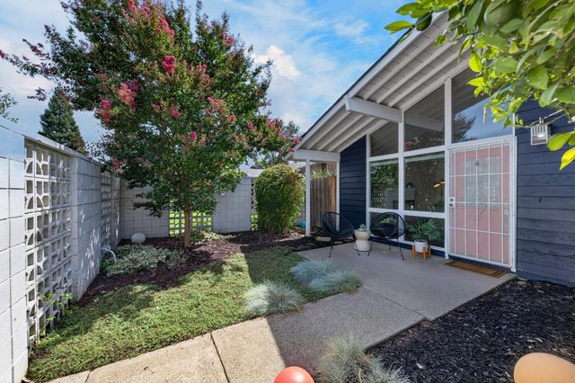 1607 Sierra Gardens Dr, Roseville, CA 95661