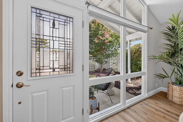 1607 Sierra Gardens Dr, Roseville, CA 95661