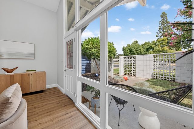 1607 Sierra Gardens Dr, Roseville, CA 95661