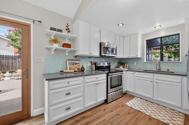 1607 Sierra Gardens Dr, Roseville, CA 95661
