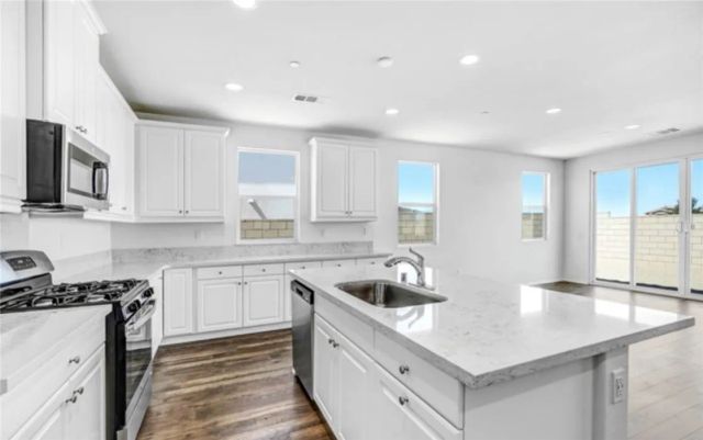 12438 Pinos Verde Ln, Victorville, CA 92392
