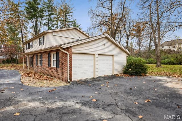 15 Chamblee Lane, St Louis, MO 63141