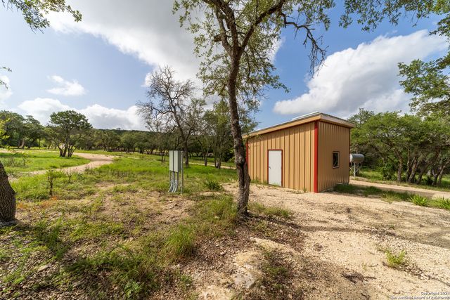 592 Mustang Pass, Bandera, TX 78003