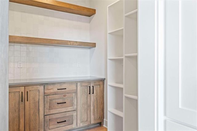 1913 Fern Circle, Lee's Summit, MO 64082