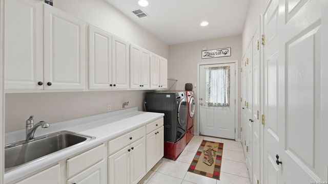 3833 County Road 2880, Bigfoot, TX 78005