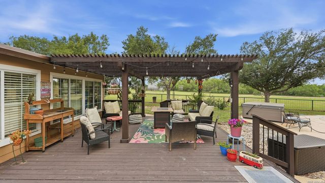 3833 County Road 2880, Bigfoot, TX 78005