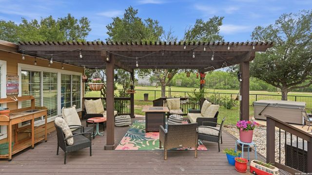 3833 County Road 2880, Bigfoot, TX 78005