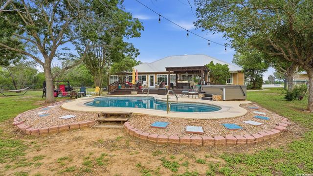 3833 County Road 2880, Bigfoot, TX 78005