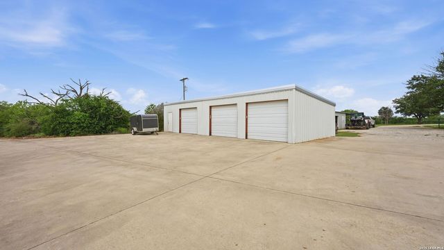 3833 County Road 2880, Bigfoot, TX 78005
