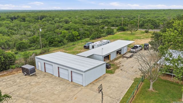 3833 County Road 2880, Bigfoot, TX 78005