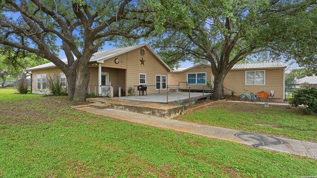 3833 County Road 2880, Bigfoot, TX 78005