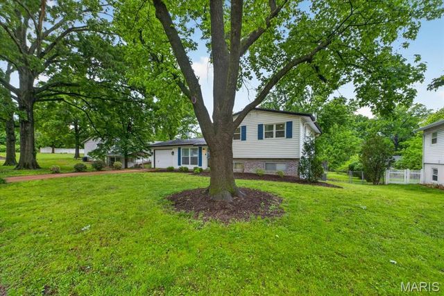 303 Ranch Drive, Manchester, MO 63011