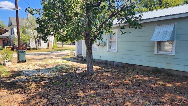 413 N Avenue D Ave, Waelder, TX 78959