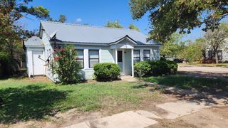 413 N Avenue D Ave, Waelder, TX 78959